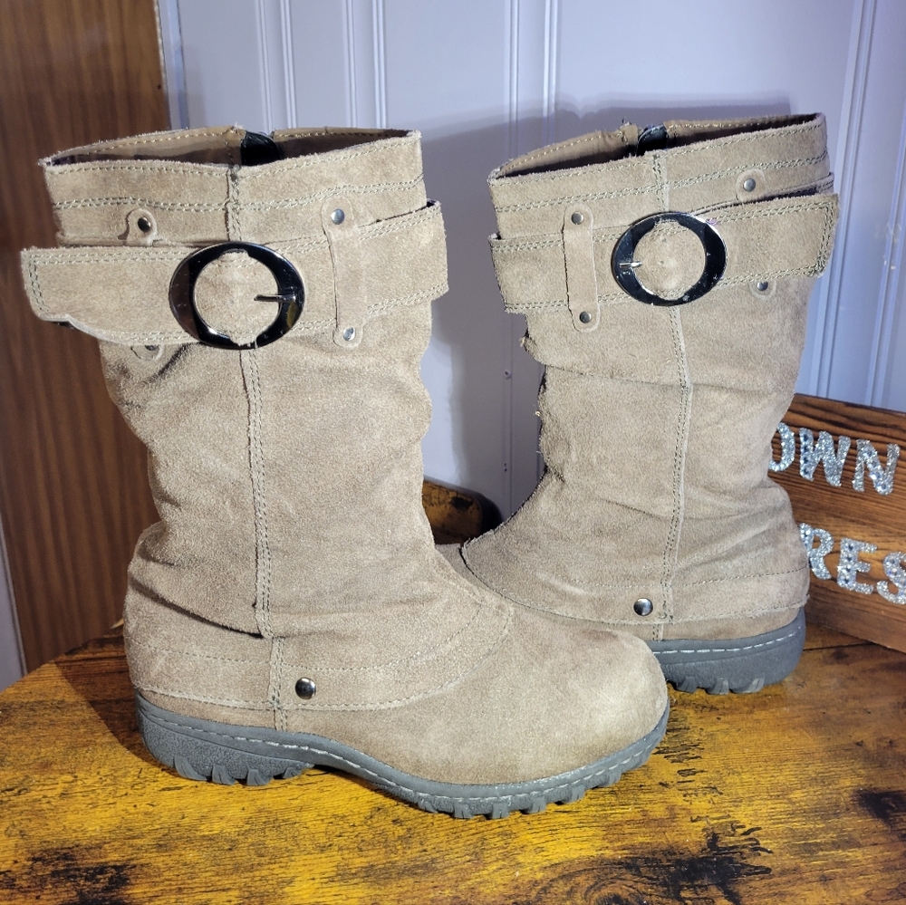 KHOMBU woman size 8 Tan Suede Mid-Calf Boots with Buckle